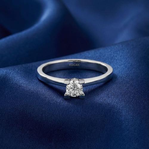 Диамантен годежен пръстен