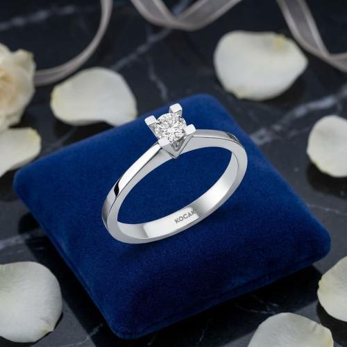 Диамантен годежен пръстен