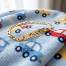 Златна детска гривна с плочка Златна детска гривна с плочка