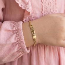 Златна детска гривна с плочка Златна детска гривна с плочка