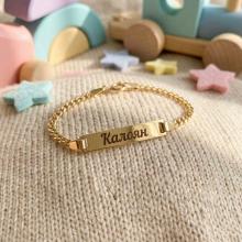 Златна детска гривна с плочка Златна детска гривна с плочка