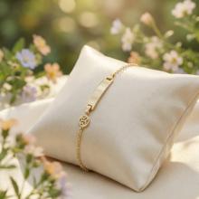 Златна детска гривна с плочка