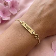 Златна детска гривна с плочка