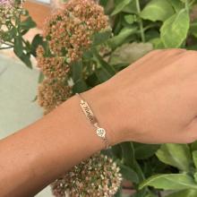 Златна детска гривна с плочка