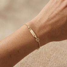 Златна детска гривна с плочка