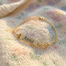 Златна детска гривна с плочка