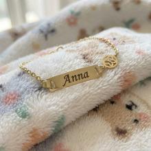 Златна детска гривна с плочка