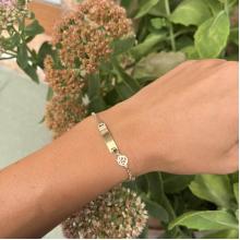 Златна детска гривна с плочка