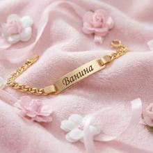 Златна детска гривна с плочка