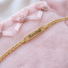 Златна детска гривна с плочка