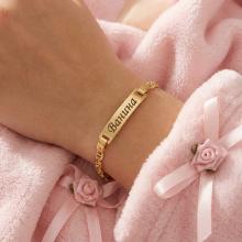 Златна детска гривна с плочка