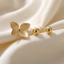 Златни обеци топче 6мм