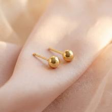 Златни обеци топче 6мм