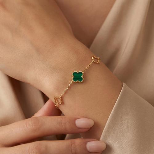 Златна гривна Детелини с малахит