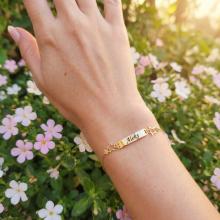 Златна детска гривна Звезди