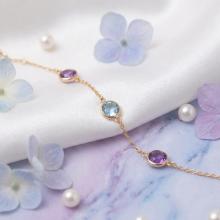 Златна гривна с цветни камъни