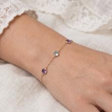 Златна гривна с цветни камъни