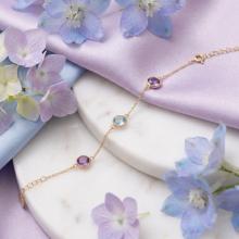 Златна гривна с цветни камъни