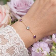 Златна гривна с цветни камъни