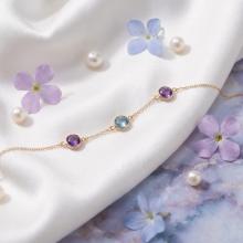 Златна гривна с цветни камъни