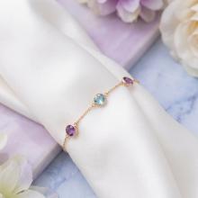 Златна гривна с цветни камъни