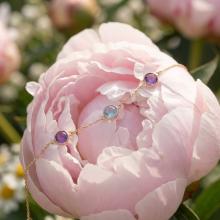 Златна гривна с цветни камъни