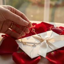 Златна гривна Great love