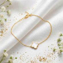 Златна гривна с бял седеф