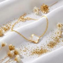 Златна гривна с бял седеф