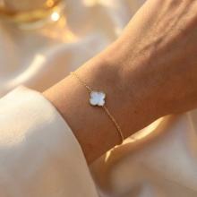 Златна гривна с бял седеф