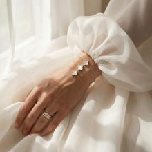 Златна гривна с бял седеф