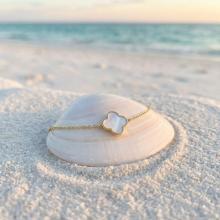 Златна гривна с бял седеф