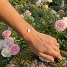 Златна гривна с бял седеф