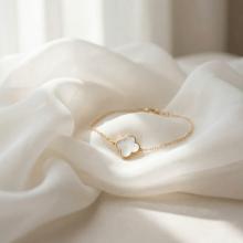 Златна гривна с бял седеф