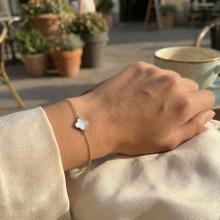 Златна гривна с бял седеф