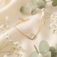 Златна гривна с бял седеф и циркон