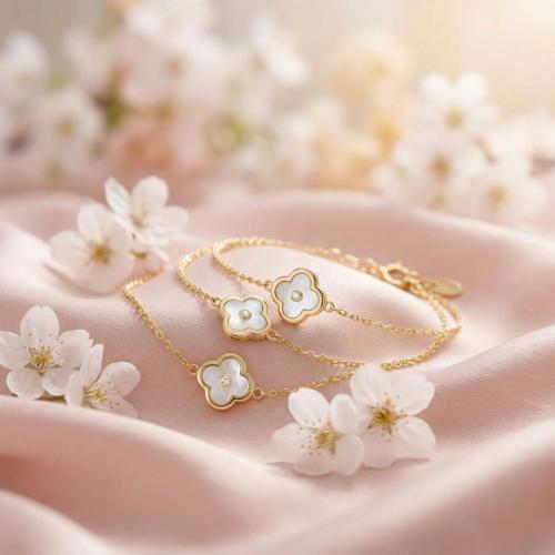 Златна гривна с бял седеф и циркон