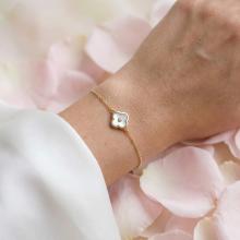 Златна гривна с бял седеф и циркон