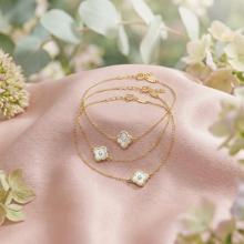 Златна гривна с бял седеф и циркон