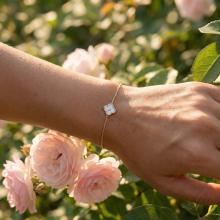 Златна гривна с бял седеф и циркон