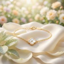 Златна гривна с бял седеф и циркон