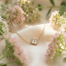 Златна гривна с бял седеф и циркон