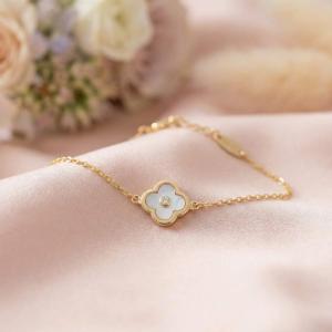 Златна гривна с бял седеф и циркон