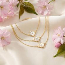 Златна гривна с бял седеф и циркон