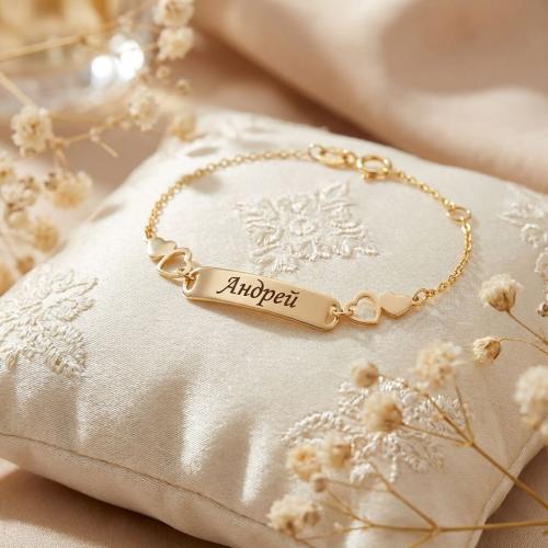 Златна детска гривна с плочкa Малки сърца