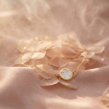 Златна гривна с Ангелче Златна гривна с Ангелче