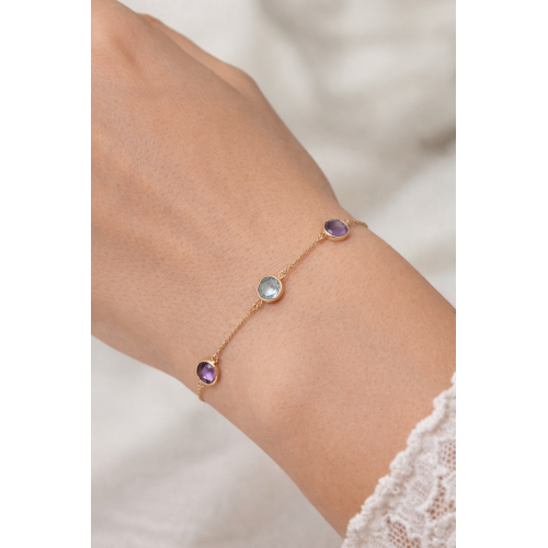 Златна гривна с цветни камъни