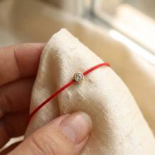 Гривна с червен конец и диамант