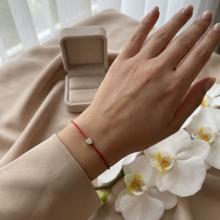 Гривна с червен конец и диамант