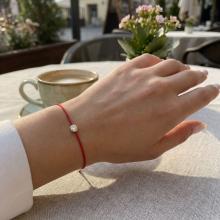 Гривна с червен конец и диамант